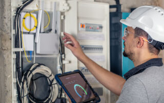 Mężczyzna monitoruje zużycie energii elektrycznej