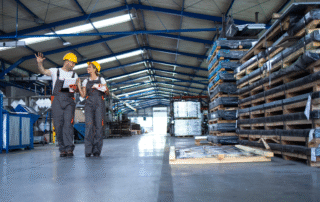 prezes na hali produkcyjnej