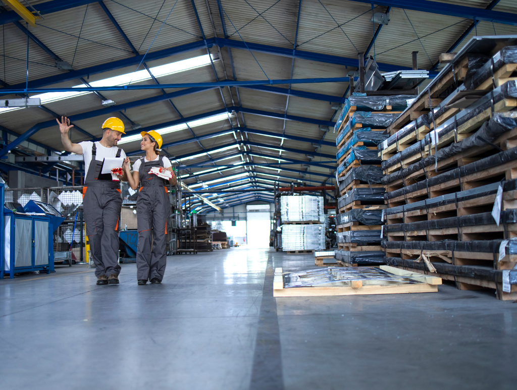 prezes na hali produkcyjnej